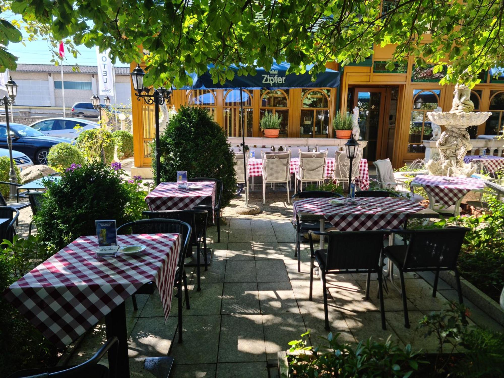 宏可尼尔广场酒店 Attnang-Puchheim 外观 照片